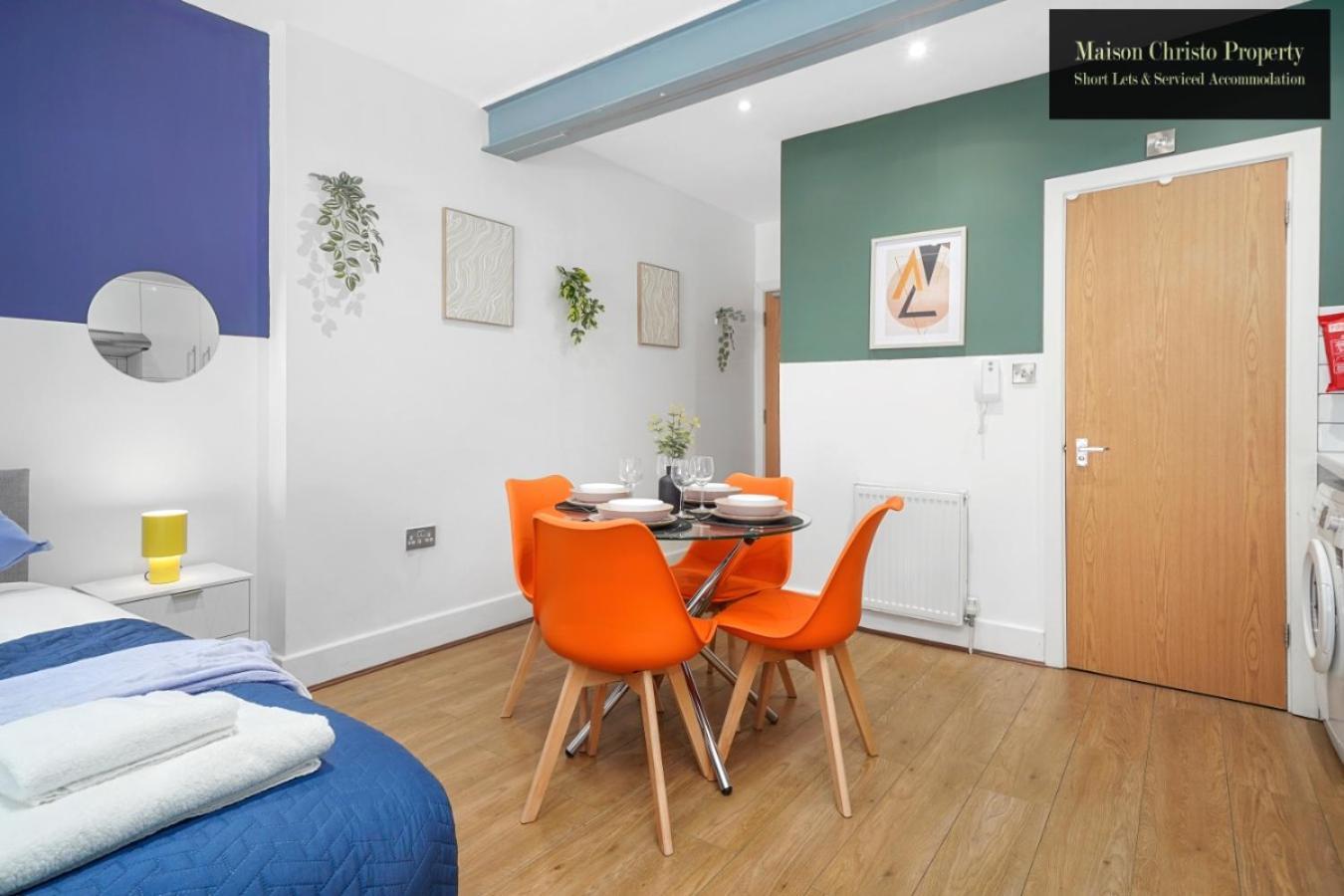 Chic With Private Terrace In East London, Sleeps 6, Servcied By Maison Christo Short Lets & Serviced Accomdation Apartamento